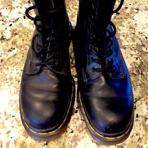 Dr. Marten AirWair Mens 9 USA, UK 7 leather boots